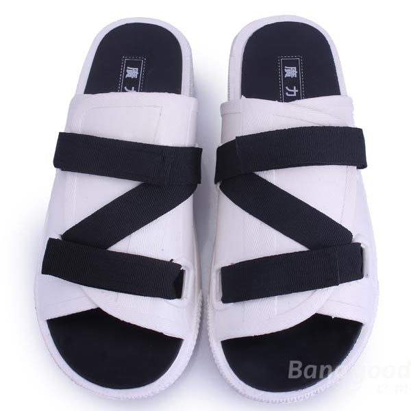 Pantoufles Hommes de la famille sur la plage d'été décontractée